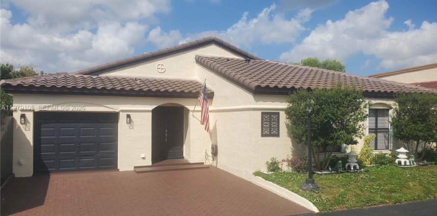 House in Miami, Florida 3 bedrooms, 127.46 sq.m. № 2049540