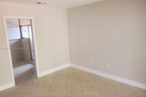 House in Miami, Florida 3 bedrooms, 127.46 sq.m. № 2049540 - photo 5