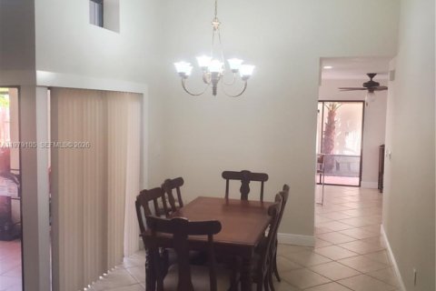 House in Miami, Florida 3 bedrooms, 127.46 sq.m. № 2049540 - photo 4