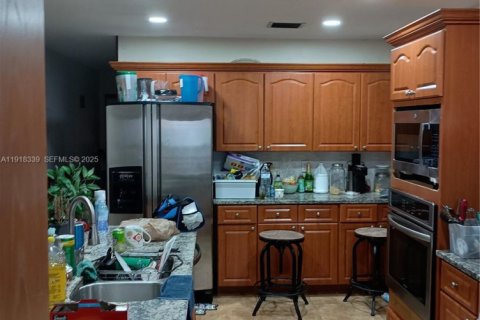 Villa ou maison à louer à Plantation, Floride: 4 chambres, 219.62 m2 № 1974864 - photo 7