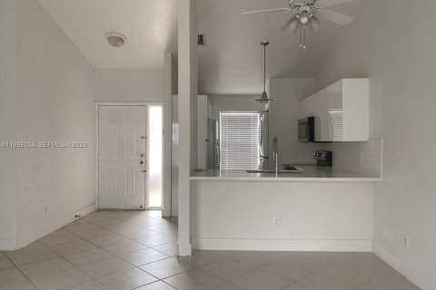 Touwnhouse à louer à Hallandale Beach, Floride: 2 chambres, 90.3 m2 № 2060791 - photo 5