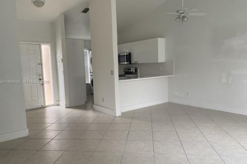 Touwnhouse à louer à Hallandale Beach, Floride: 2 chambres, 90.3 m2 № 2060791 - photo 4
