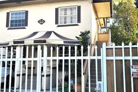 Коммерческая недвижимость в Майами, Флорида 2 спальни, 63.17м2 № 2003544