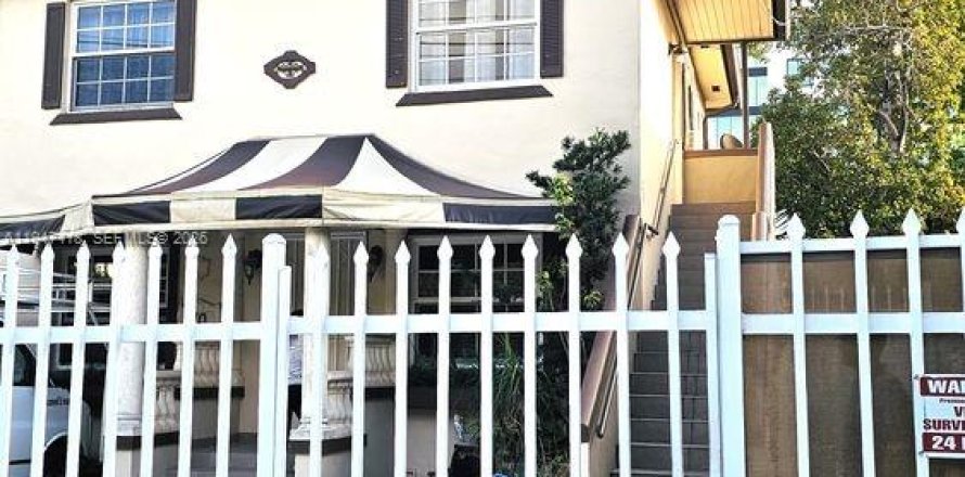 Коммерческая недвижимость в Майами, Флорида 2 спальни, 63.17м2 № 2003544