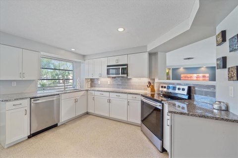 House in Sarasota, Florida 3 bedrooms, 201.41 sq.m. № 2092836 - photo 14