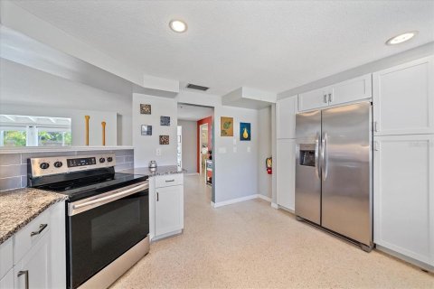 House in Sarasota, Florida 3 bedrooms, 201.41 sq.m. № 2092836 - photo 16