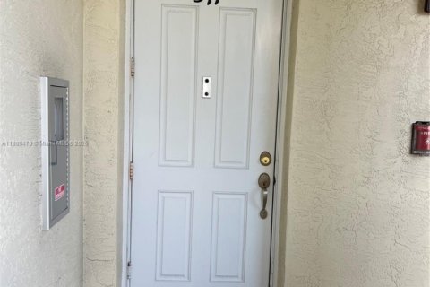 Снять в аренду кондоминиум в Помпано-Бич, Флорида 3 спальни, 158.58м2, № 1952336 - фото 1