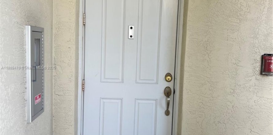 Кондоминиум с 3 спальнями в Помпано-Бич, Флорида № 1952336