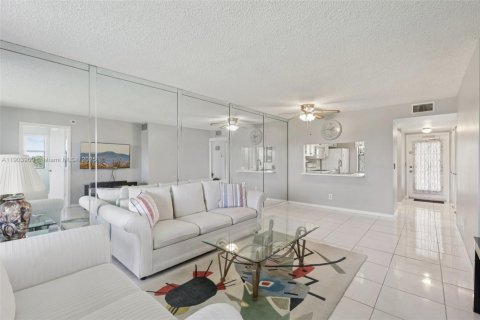 Condo in Sunrise, Florida, 2 bedrooms  № 1971466 - photo 2
