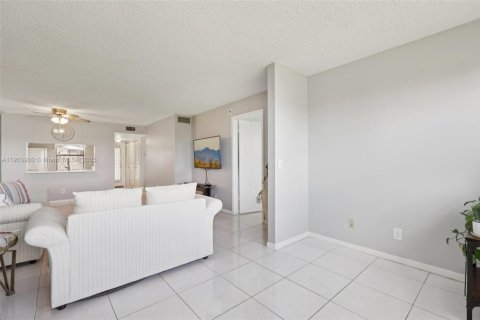 Condo in Sunrise, Florida, 2 bedrooms  № 1971466 - photo 16