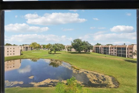 Condo in Sunrise, Florida, 2 bedrooms  № 1971466 - photo 22