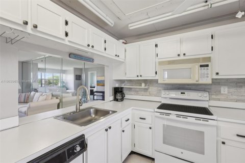 Condo in Sunrise, Florida, 2 bedrooms  № 1971466 - photo 6