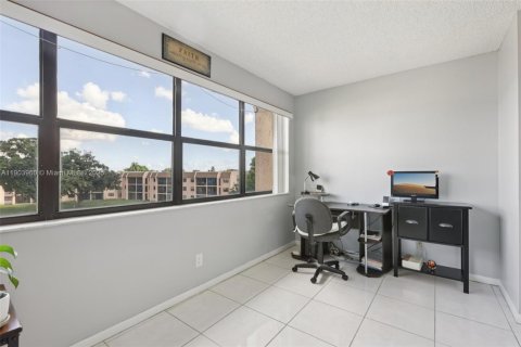 Condo in Sunrise, Florida, 2 bedrooms  № 1971466 - photo 17