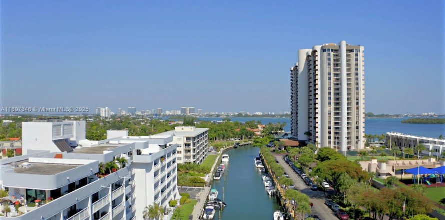 Estudio en el Condominio en Miami, Florida  № 1748252