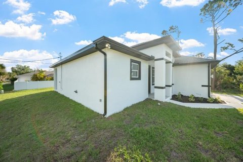 House in Port Charlotte, Florida 4 bedrooms, 157.47 sq.m. № 2104855 - photo 5