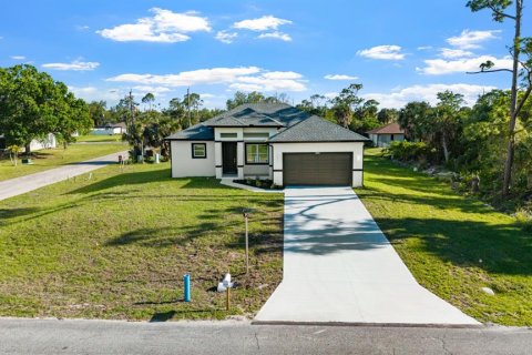 House in Port Charlotte, Florida 4 bedrooms, 157.47 sq.m. № 2104855 - photo 3