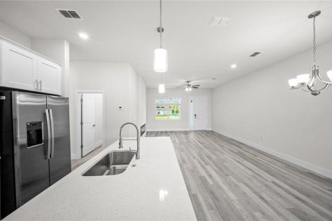 House in Port Charlotte, Florida 4 bedrooms, 157.47 sq.m. № 2104855 - photo 14