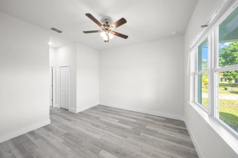 House in Port Charlotte, Florida 4 bedrooms, 157.47 sq.m. № 2104855 - photo 18
