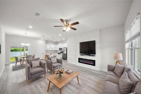 House in Port Charlotte, Florida 4 bedrooms, 157.47 sq.m. № 2104855 - photo 7