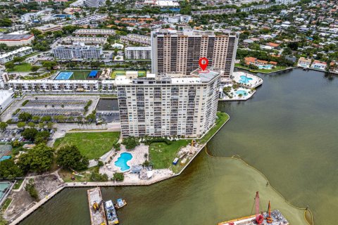 Condo in Miami, Florida, 1 bedroom  № 1864000 - photo 19
