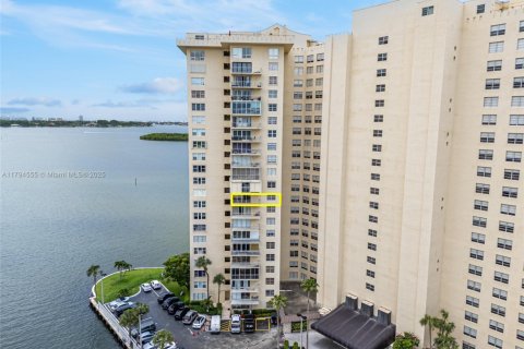 Condo in Miami, Florida, 1 bedroom  № 1864000 - photo 21