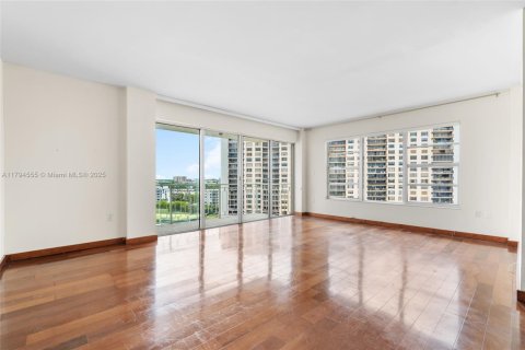 Condo in Miami, Florida, 1 bedroom  № 1864000 - photo 1