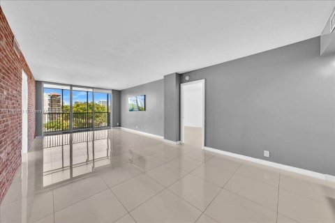 Condominio en alquiler en Aventura, Florida, 2 dormitorios, 92.34 m2 № 1892867 - foto 1