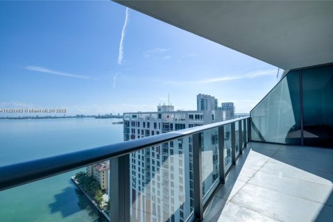 Condo in Miami, Florida, 2 bedrooms  № 1934456 - photo 1