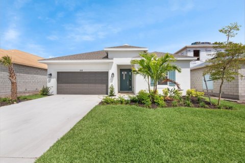 House in Port St. Lucie, Florida 5 bedrooms, 222.41 sq.m. № 1864899 - photo 1