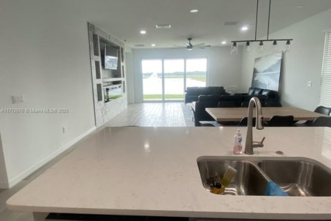 House in Port St. Lucie, Florida 5 bedrooms, 222.41 sq.m. № 1864899 - photo 11