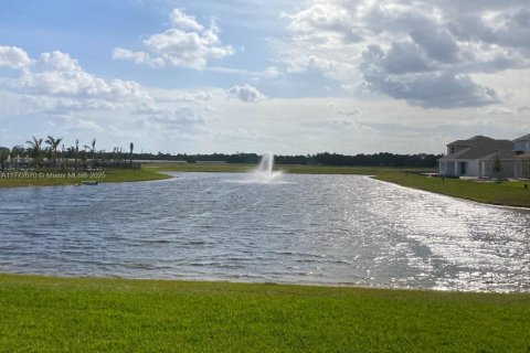 House in Port St. Lucie, Florida 5 bedrooms, 222.41 sq.m. № 1864899 - photo 2