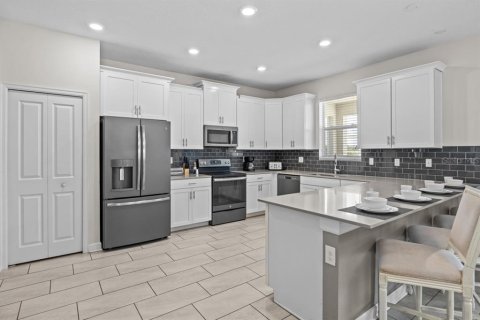 House in Davenport, Florida 6 bedrooms, 310.2 sq.m. № 1750783 - photo 4