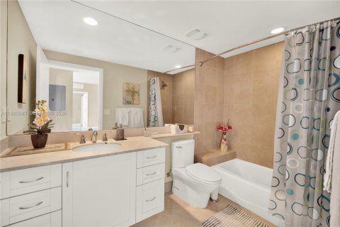 Condo in Fort Lauderdale, Florida, 2 bedrooms  № 2023606 - photo 11