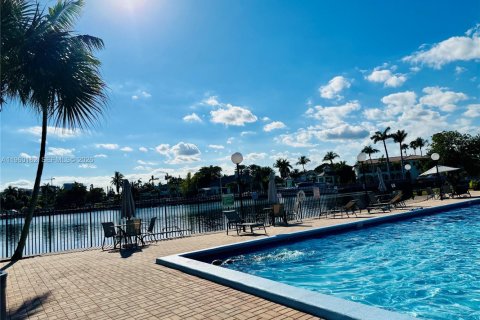 Condominio en Hallandale Beach, Florida, 2 dormitorios  № 2027052