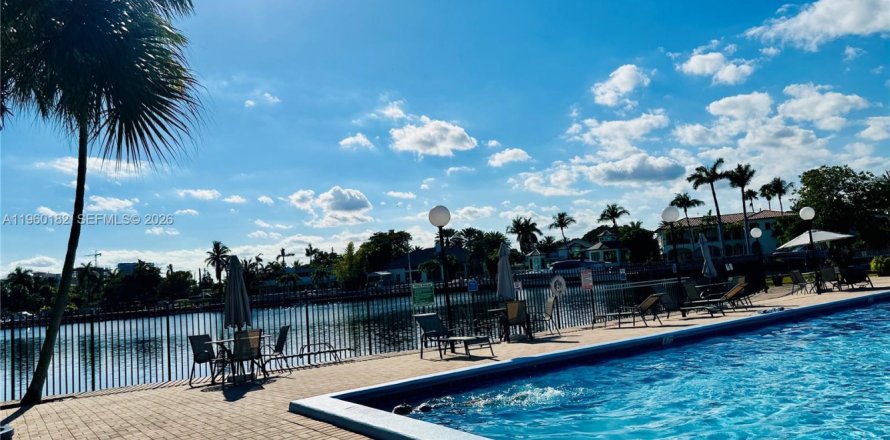 Condominio en Hallandale Beach, Florida, 2 dormitorios  № 2027052