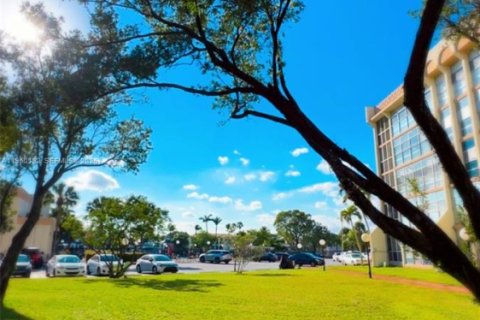 Condominio en venta en Hallandale Beach, Florida, 2 dormitorios, 112.41 m2 № 2027052 - foto 7