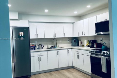 Condominio en venta en Hallandale Beach, Florida, 2 dormitorios, 112.41 m2 № 2027052 - foto 18