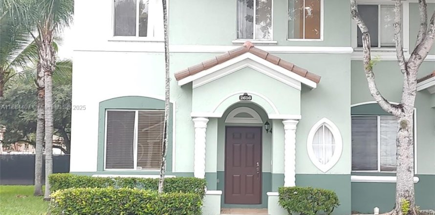 Adosado en Homestead, Florida 3 dormitorios, 132.2 m2 № 1932423