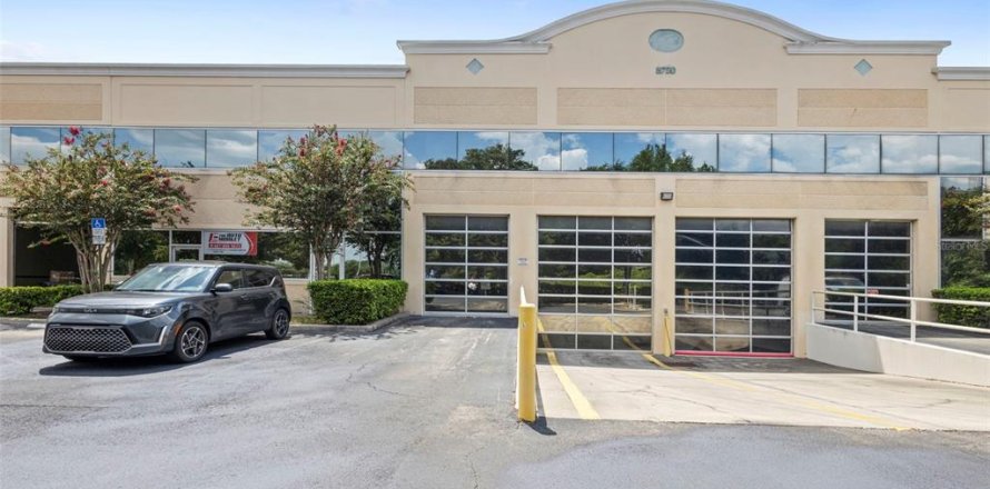 Propiedad comercial en Orlando, Florida 92.9 m2 № 1852510