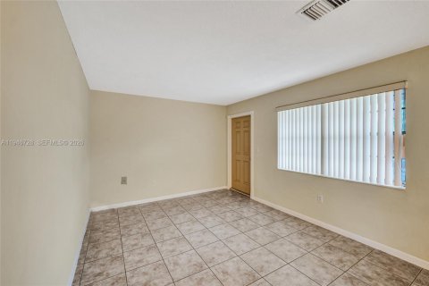 House in Hallandale Beach, Florida 1 bedroom, 588.26 sq.m. № 2002912 - photo 8