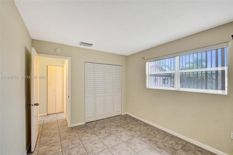 House in Hallandale Beach, Florida 1 bedroom, 588.26 sq.m. № 2002912 - photo 16