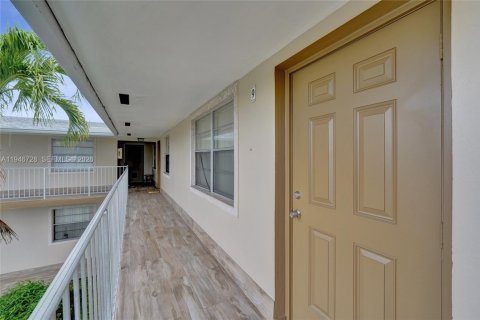 House in Hallandale Beach, Florida 1 bedroom, 588.26 sq.m. № 2002912 - photo 4