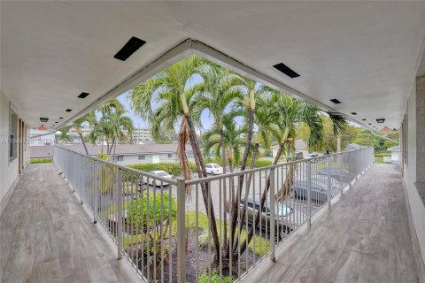 House in Hallandale Beach, Florida 1 bedroom, 588.26 sq.m. № 2002912 - photo 6