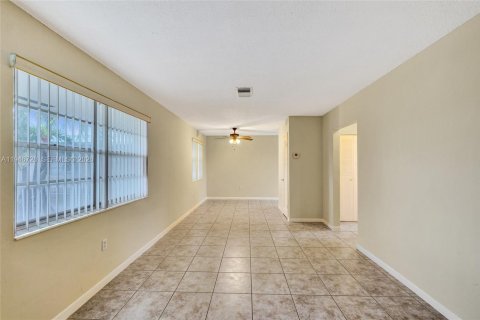 House in Hallandale Beach, Florida 1 bedroom, 588.26 sq.m. № 2002912 - photo 5