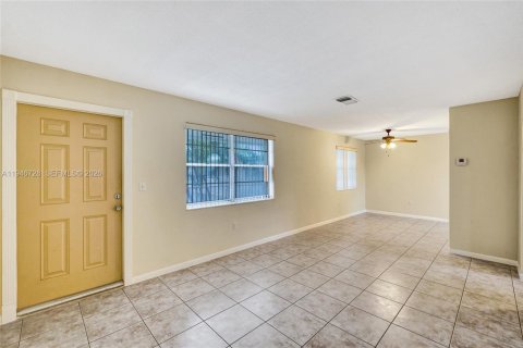House in Hallandale Beach, Florida 1 bedroom, 588.26 sq.m. № 2002912 - photo 2