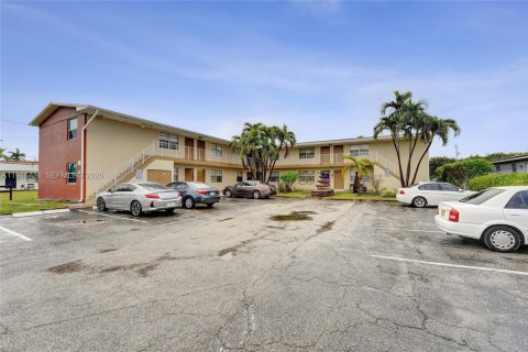 House in Hallandale Beach, Florida 1 bedroom, 588.26 sq.m. № 2002912 - photo 19