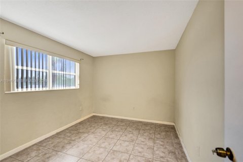 House in Hallandale Beach, Florida 1 bedroom, 588.26 sq.m. № 2002912 - photo 15