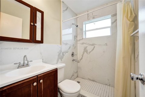 House in Hallandale Beach, Florida 1 bedroom, 588.26 sq.m. № 2002912 - photo 18