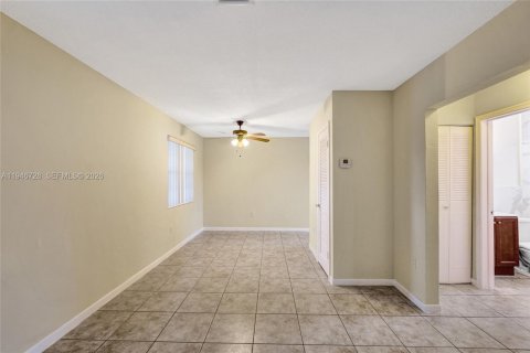 House in Hallandale Beach, Florida 1 bedroom, 588.26 sq.m. № 2002912 - photo 10