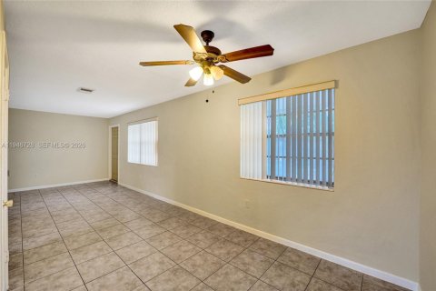 House in Hallandale Beach, Florida 1 bedroom, 588.26 sq.m. № 2002912 - photo 12